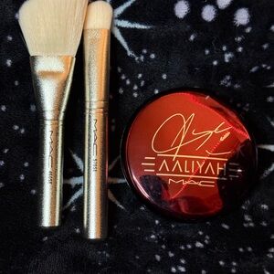 MAC Cosmetics Limited Edition Aaliyah Highlighter Compact with Silver Brushes